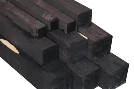 Bất ngờ loại gỗ đen như bị cháy, giá hàng trăm triệu đồng