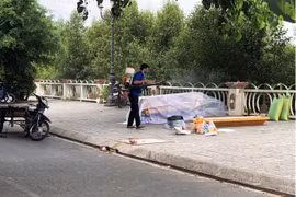 Bất chấp lệnh cấm tụ tập, nhiều người vẫn kéo đi xem thi thể phân hủy