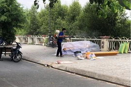 Bất chấp lệnh cấm tụ tập, nhiều người vẫn kéo đi xem thi thể phân hủy