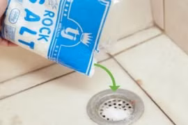 Chỉ 1 nắm muối ăn thông sạch bồn cầu trong 10 phút