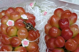 Nho trái tim hơn 2 triệu đồng/kg vị lạ siêu lạ... nhà giàu lùng mua