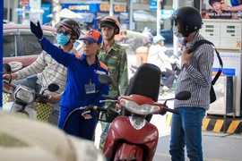 Giảm liên tiếp, giá xăng xuống thấp nhất gần 4 năm qua