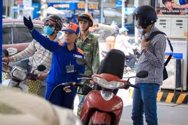 Giảm liên tiếp, giá xăng xuống thấp nhất gần 4 năm qua