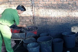 Cận cảnh kinh hoàng tẩm nhuộm cà phê bẩn từ lõi pin