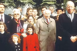 Bí ẩn gia tộc phá vỡ lời nguyền “không ai giàu 3 họ“