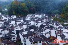 Ngắm kiến trúc cổ bên trong ngôi làng tròn nhất thế giới