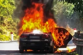 Quảng Ngãi: Ôtô bốc cháy, hai cha con thoát chết