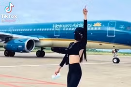 Xác minh Tiktoker tạo dáng trên đường băng máy bay