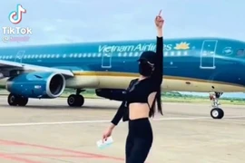 Xác minh Tiktoker tạo dáng trên đường băng máy bay
