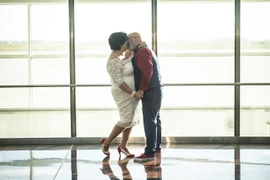 Cặp đôi hẹn hò và kết hôn sau một lần gặp trên máy bay