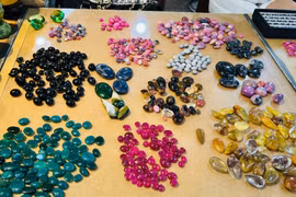 Bên trong phiên chợ đá quý bày bán như rau tại Việt Nam 