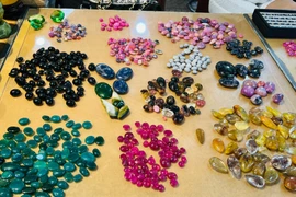 Bên trong phiên chợ đá quý bày bán như rau tại Việt Nam 