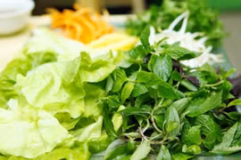 Thói quen rửa rau sống sai lầm nhiều gia đình Việt thường mắc