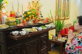 Cách chuẩn bị mâm cỗ cúng Rằm tháng Giêng và lau dọn bàn thờ để thần Phật