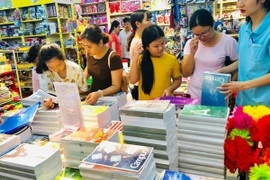 Giá sách vở, đồ dùng học tập ổn định