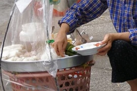 Nỗi lo an toàn vệ sinh thực phẩm mùa lễ hội 