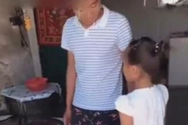 Con gái luộc vịt, khi mở vung ông bố “đứng hình” vì cảnh tượng trước mắt