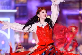 Địch Lệ Nhiệt Ba múa vũ điệu Tân Cương dưới thời tiết -2 độ