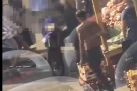 Clip: Chó dữ cắn bé gái rồi rượt đuổi nam thanh niên 