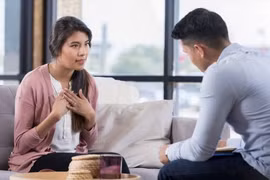 Xem camera thấy vợ sắp cưới cho con gái ăn cơm, tôi lập tức hủy hôn