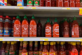 Tương ớt nổi tiếng của tỷ phú gốc Việt ở Mỹ 'thấm đòn' sóng nhiệt 