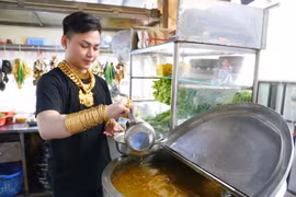 Ông chủ đeo 70 cây vàng đứng bán lẩu gây sốt là ai?
