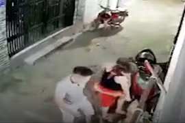 Nhóm người mang hung khí náo loạn con hẻm ở TP HCM