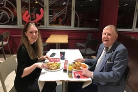 Câu chuyện đằng sau buổi hẹn của nữ 9X và ông lão 86 tuổi