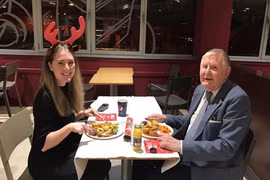 Câu chuyện đằng sau buổi hẹn của nữ 9X và ông lão 86 tuổi