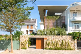 Nhà phố “nửa đóng nửa mở” ấn tượng tại Nha Trang trên báo ngoại