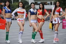 Những kiểu mặc cực hot của nữ CĐV bóng đá châu Á làm người xung quanh xao lãng