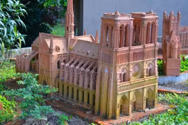 Độc đáo phiên bản Nhà thờ Đức Bà Paris mini ở Việt Nam