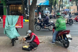 Chủ shop online khổ sở tìm shipper dịp Tết 