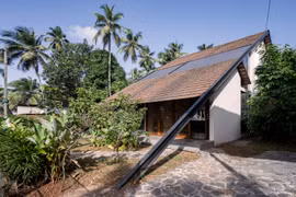 Ngỡ ngàng ngôi nhà sử dụng mái ngói dài chạm đất