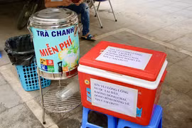 Mát lòng giữa cái nắng 40 độ nhờ thùng trà chanh miễn phí