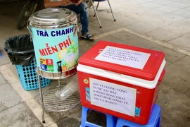 Mát lòng giữa cái nắng 40 độ nhờ thùng trà chanh miễn phí