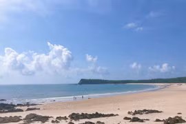 Hòa mình vào biển xanh, cát trắng, nắng vàng ở Quan Lạn 