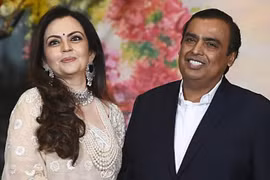 Khối tài sản đồ sộ của tỷ phú có vợ uống nước ngâm vàng