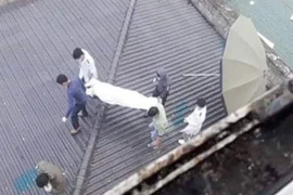 Bệnh nhân hoảng hồn thấy thi thể người trên mái nhà của bệnh viện