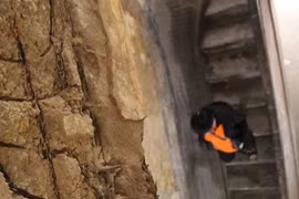 Bên trong khu tập thể 'chờ sập' giữa Thủ đô