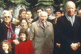 Gia tộc giàu bậc nhất thế giới chi tiền cho những gì?