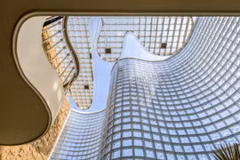 Nhà phố uốn lượn với hơn 3.000 viên gạch kính độc đáo