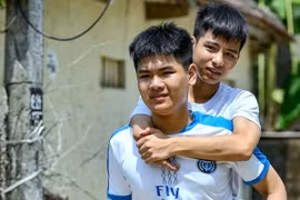 Nam sinh 10 năm cõng bạn đến trường: Nếu được đặc cách, em cũng từ chối