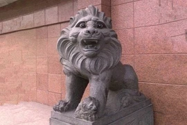 Cười đau bụng với sư tử “ngáo đá” dựng trước cửa nhà 