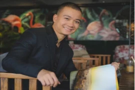 Chàng trai đứng sau chương trình lắp phao bơi trên loạt cầu ở Hà Nội 