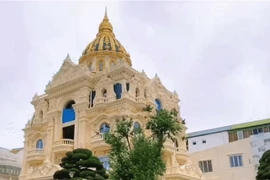 Choáng ngợp tòa lâu đài lộng lẫy đang gây sốt ở Đà Lạt