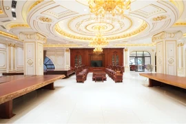 Ngỡ ngàng “biệt phủ” 7 tầng dát vàng, đi mỏi chân tại Phú Thọ 