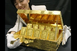 Ngã ngửa thú “đốt tiền” kì quặc của giới siêu giàu