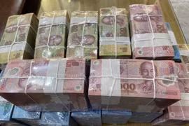 Đổi tiền mới dịp Tết: Coi chừng “tiền mất tật mang“