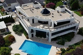 Giảm gần nửa, biệt thự siêu sang của “ông trùm” vẫn không ai mua